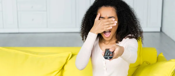 Mujer Afroamericana Con Mando Distancia Mano Cubriendo Cara — Foto de Stock