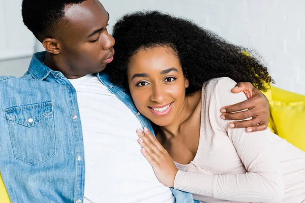 Hombre Afroamericano Feliz Abrazándose Con Novia Encantadora —  Fotos de Stock