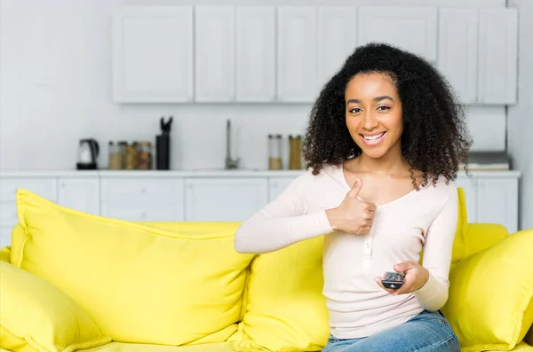 Freudige Afrikanisch Amerikanische Frau Mit Fernbedienung Der Hand Zeigt Daumen — Stockfoto