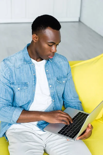 Magas Látószögű Nézet Afroamerikai Férfi Segítségével Laptop Otthon — ingyenes stock fotók