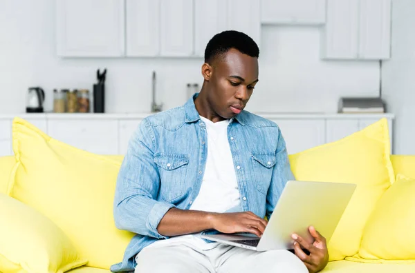 Hombre Afroamericano Usando Computadora Casa — Foto de Stock