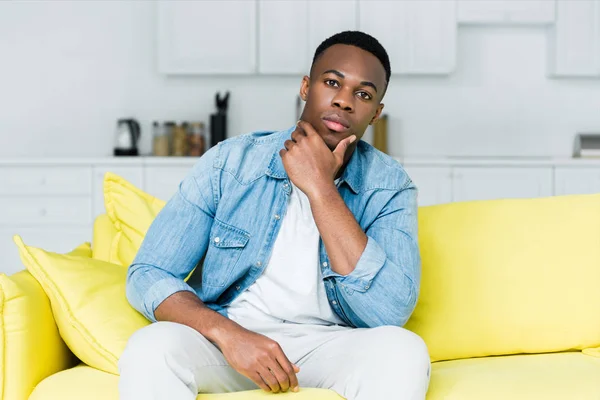 Hombre Afroamericano Mirando Cámara Sentado Sofá — Foto de Stock