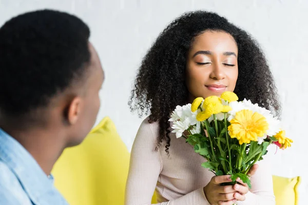 Selektiver Fokus Einer Afrikanisch Amerikanischen Frau Mit Einem Blumenstrauß — Stockfoto