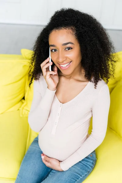 Wysoki Kąt Widzenia Szczęśliwy Ciężarne African American Kobieta Rozmawia Smartphone — Zdjęcie stockowe