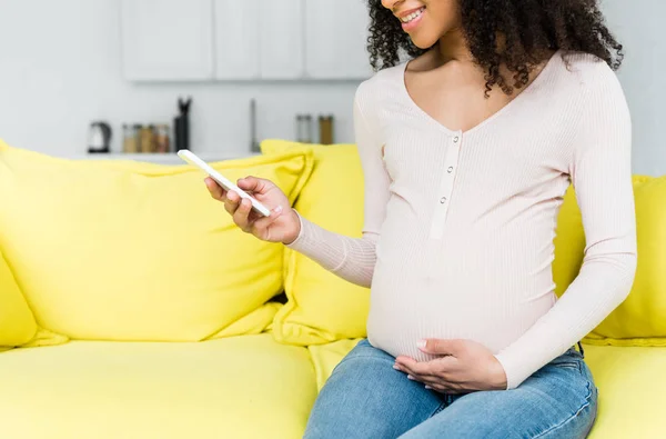 Abgeschnittene Ansicht Einer Schwangeren Afroamerikanerin Mittels Smartphone — Stockfoto