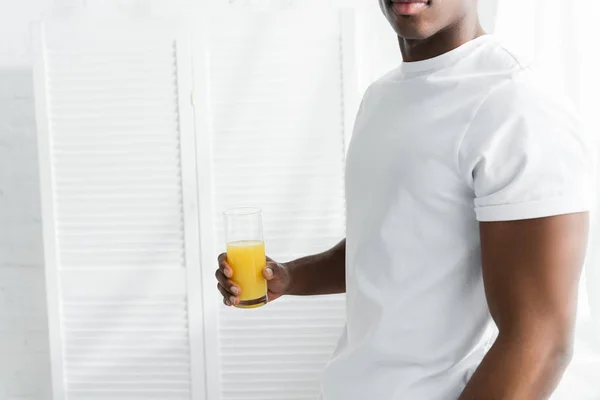 Bijgesneden Beeld Van Afro Amerikaanse Man Die Glas Sap Hand — Stockfoto