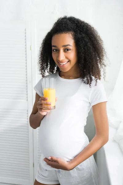 Embarazada Africana Americana Mujer Mirando Cámara Sosteniendo Vidrio Con Jugo — Foto de Stock