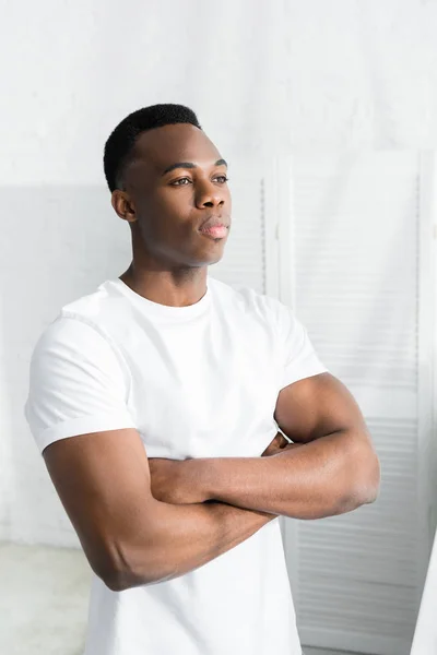Confident African American Man Crossed Arms His Chest Looking Away — Stock Photo, Image