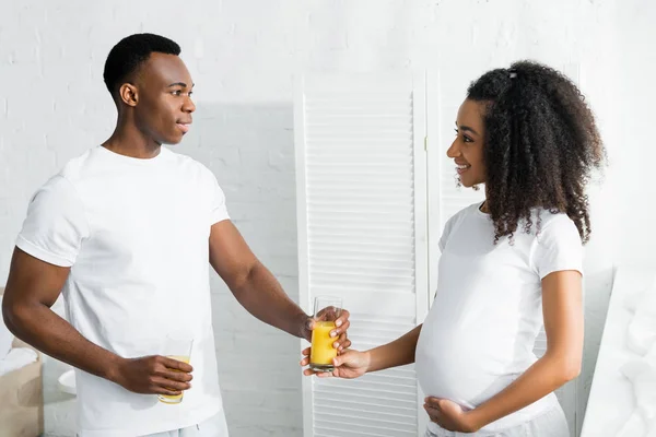 Africano Americano Hombre Dando Vaso Con Jugo Naranja Embarazada Novia — Foto de Stock