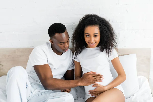 Afro Amerikai Ember Kezében Gyomor Terhes Feleség — Stock Fotó