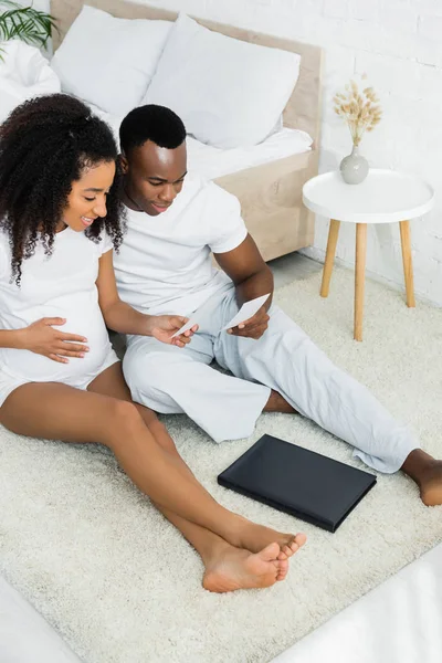 High Angle View Pregnant African American Woman Looking Picture Boyfriend — Stock Photo, Image