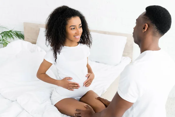 Vista Ángulo Alto Mujer Afroamericana Feliz Embarazada Mirando Novio — Foto de Stock