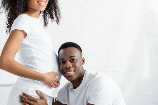 Beskuren Syn Afrikansk Amerikansk Man Lyssnar Mage Gravid Hustru — Stockfoto