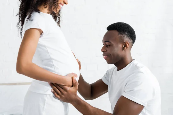 Recortado Vista Africano Americano Hombre Tocando Panza Con Embarazada Esposa —  Fotos de Stock