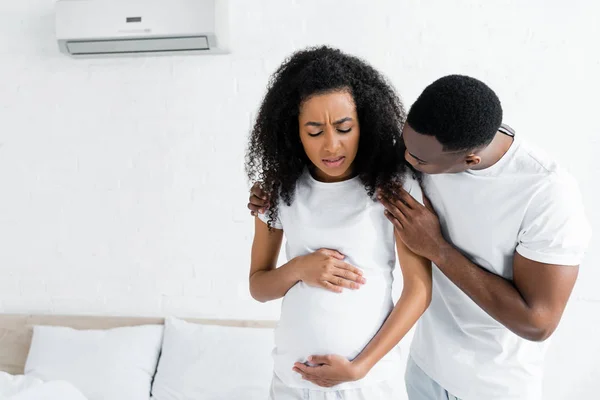 Africano Americano Hombre Abrazando Preocupado Embarazada Esposa Habitación — Foto de Stock