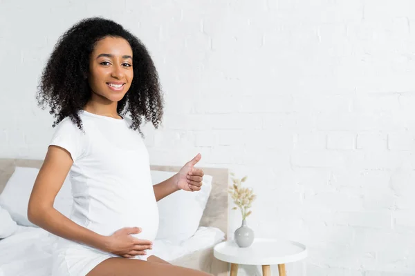 Embarazada Afroamericana Americana Mujer Mostrando Pulgar Hacia Arriba Sentado Cama — Foto de Stock