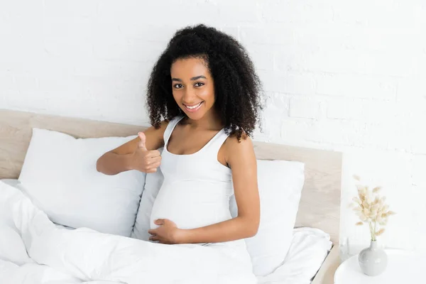 Feliz Embarazada Afroamericana Mujer Mostrando Pulgar Hacia Arriba — Foto de Stock