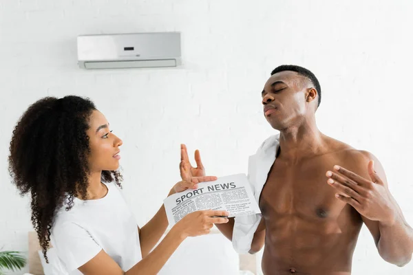 Sweaty African American Woman Holding Newspaper Hands Standing Boyfriend Conditioner — Stock Photo, Image
