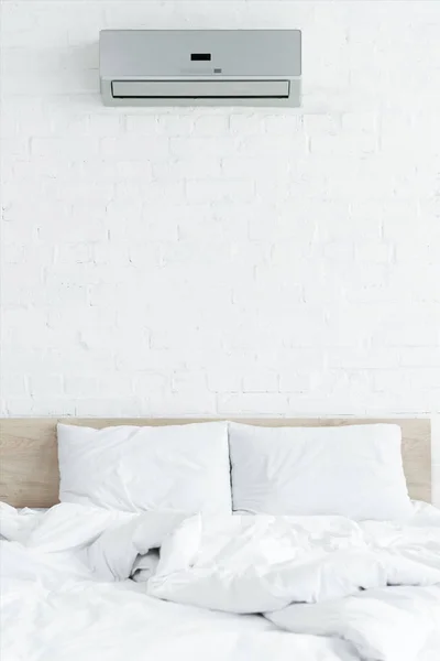 Λευκό Υπνοδωμάτιο Τοίχο Από Τούβλα Κρεβάτι Και Κλιματισμό — Φωτογραφία Αρχείου