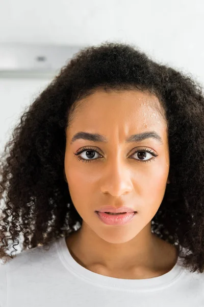 Portrait Femme Afro Américaine Triste Regardant Caméra — Photo