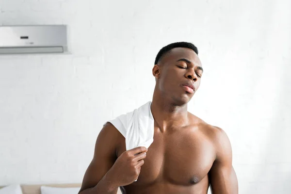 Sweaty African American Man Closing Eyes Standing Room Air Condition — Stock Photo, Image