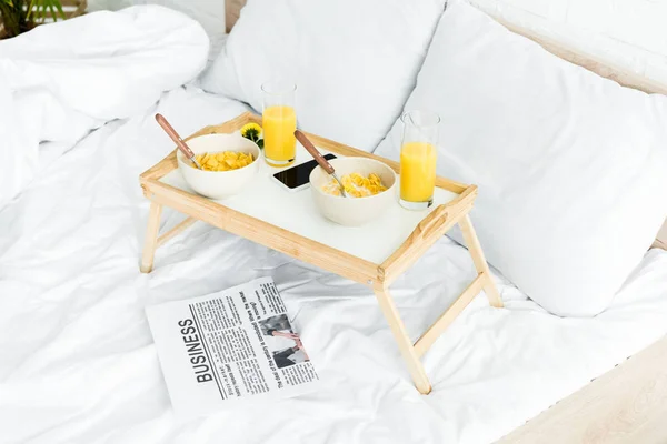 Hochwinkelblick Auf Frühstückstisch Auf Weißem Bett Schlafzimmer — Stockfoto