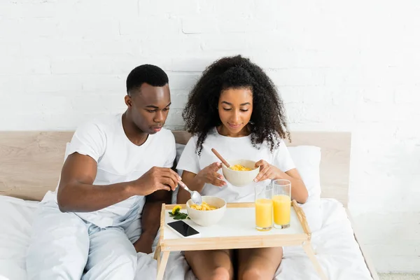 Feliz Tranquila Pareja Afroamericana Desayunando Cama — Foto de Stock