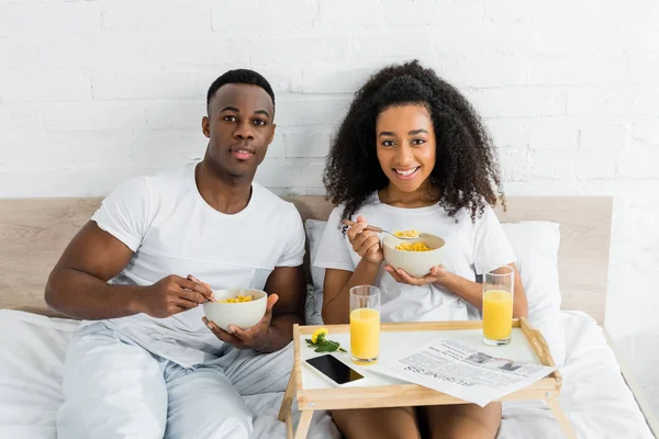 Alegre Africano Americano Pareja Comiendo Desayuno Malo Mirando Cámara — Foto de Stock