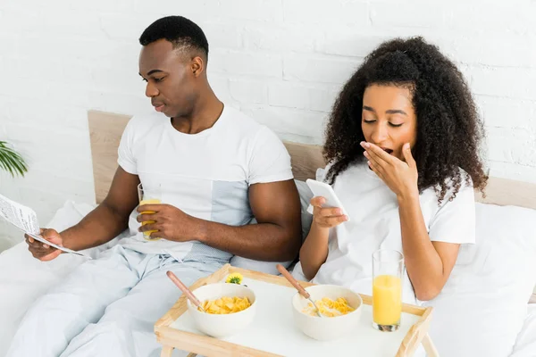 Vista Ángulo Alto Pareja Afroamericana Acostada Cama Usando Teléfono Inteligente — Foto de Stock