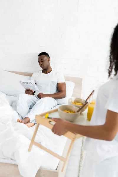 Selectieve Focus Van Afro Amerikaanse Man Lezing Krant Terwijl Vriendin — Stockfoto