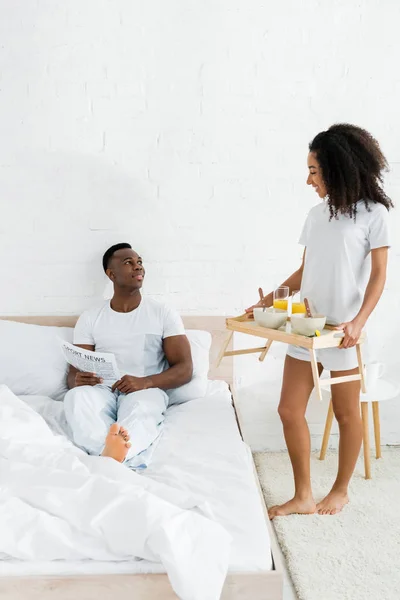 African American Woman Tray Hands Looking Boyfriend Standing Bed — Stock Photo, Image