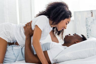 afrikalı amerikalı kadın öpüşme erkek arkadaşı yan görünümü, yatakta yatarken