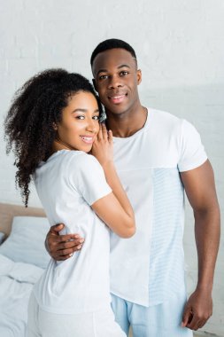 yakışıklı erkek arkadaşı sarılma mutlu afrikalı amerikalı kadın, kameraya bakarak