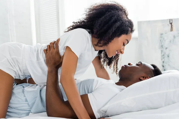 Vista Lateral Mujer Afroamericana Besar Novio Acostado Cama — Foto de Stock