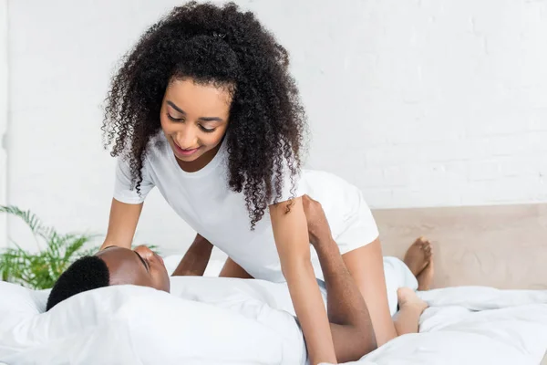 Bela Mulher Afro Americana Olhando Para Namorado Passando Manhã Cama — Fotografia de Stock