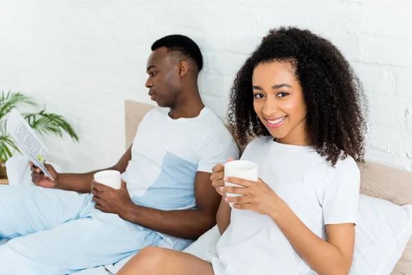 Selectieve Focus Van Afro Amerikaanse Paartijd Doorbrengen Bed Lezen Krant — Stockfoto