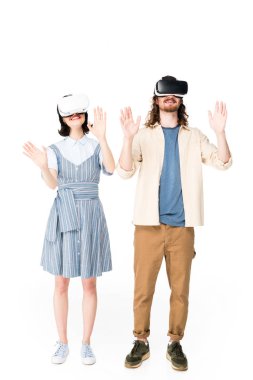 Beyaz izole havada ellerini kaldırarak Vr kulaklık ile iki kişinin tam uzunlukta görünümü