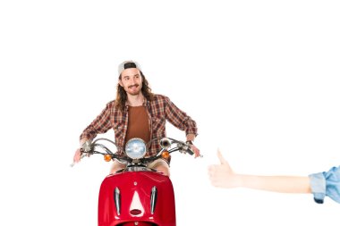 beyaz izole kırmızı scooter sürme genç adam, durdurma kız kırpılmış görünümü