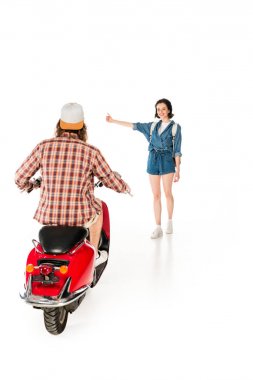 kız uzanmış el tam uzunlukta görünümü ve beyaz izole kırmızı scooter üzerinde oturan genç adam durdurma