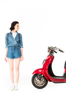 beyaz izole kırmızı scooter bakarak kız tam uzunlukta görünümü