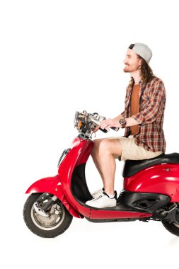 beyaz izole kırmızı scooter üzerinde oturan genç adamın yan görünümü