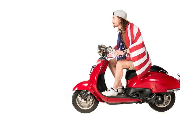 Visão Lateral Jovem Com Bandeira América Sentado Scooter Vermelho Isolado — Fotografia de Stock