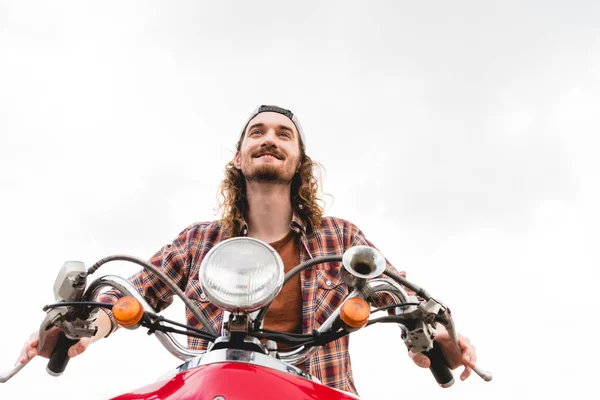 Lage Hoek Uitzicht Van Jonge Man Bevrijden Rode Scooter Vooruitkijkend — Stockfoto