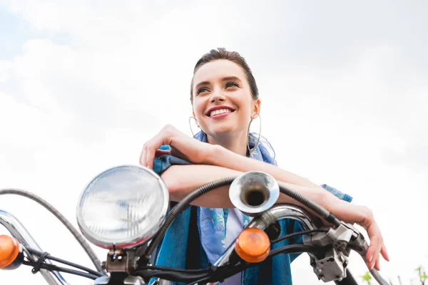 Vista Basso Angolo Bella Ragazza Seduta Scooter Riposo Guardando Altrove — Foto Stock