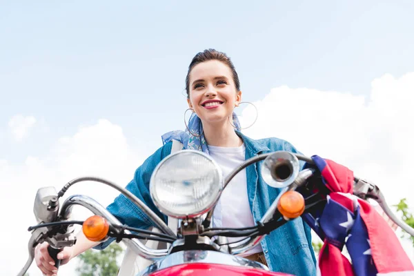 Låg Vinkel Bild Vacker Flicka Leende Och Ridning Red Scooter — Stockfoto