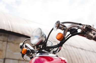 gökyüzü arka planda kırmızı scooter düşük açı görünümü
