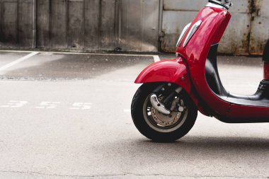  yeni kırmızı scooter güneş ışığı yerde dışında duran