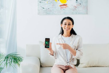 ekranda pazarlama analiz uygulaması ile akıllı telefon parmak ile işaret güzel latin kadın