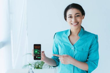 ekranda pazarlama analiz uygulaması ile akıllı telefon parmak ile işaret çekici latin doktor
