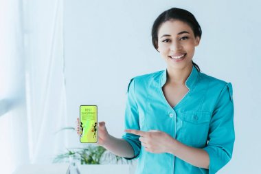 ekranda en iyi alışveriş uygulaması ile akıllı telefon tutan çekici latin doktor